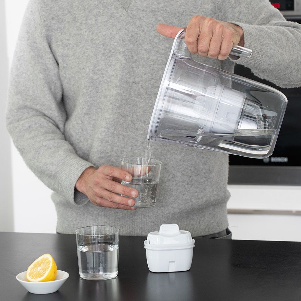 Philips Caraffa filtrante 2,6L + 3 Filtri Micro X-Clean (filtra PFAS) AWP2933WHT3